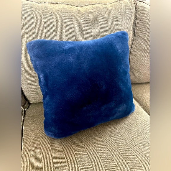 Hallmart Collectibles 18" Square Faux Fur Decorative Pillow Blue cover - Picture 3 of 12
